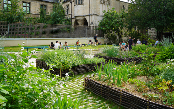 6254f78b-8398-422c-8aa4-c3ae6b8d64cb Découverte des jardins médiévaux : un héritage réinventé