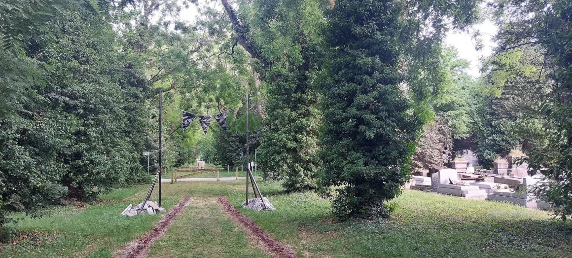 L&rsquo;Exposition &lsquo;Demeure&rsquo; : Dialogue Entre Art Contemporain et Patrimoine Funéraire