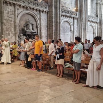 La messe spéciale de Bordeaux : un moment de foi face aux incendies