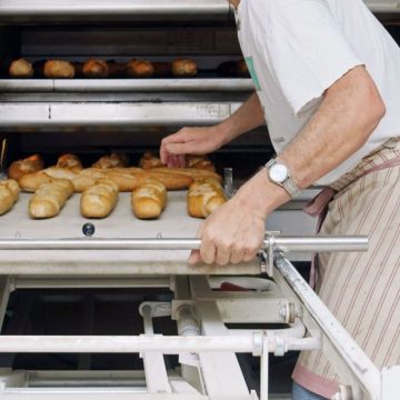 boulanger surveillant la cuisson du pain # 26 Impact de la Canicule sur les Conditions de Travail