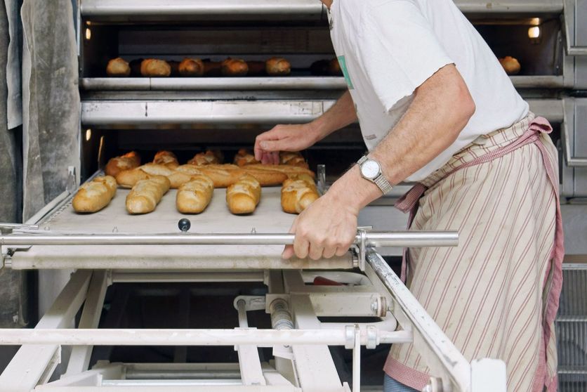 boulanger surveillant la cuisson du pain # 26 Impact de la Canicule sur les Conditions de Travail