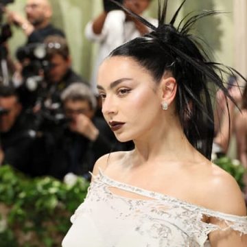 7e2bbf5d-5e1c-4d5d-96eb-f21f24a2f709 Charli XCX au Met Gala 2024 – Nouvel Album