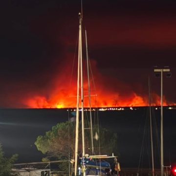 836a4c44-0d34-4785-91f1-e63b64456f37 Les incendies en Gironde et dans le Var : situation préoccupante et hommage national
