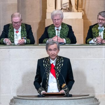 83af04df-d30a-4431-bd07-d09c7bac9d9b L’empire Bernard Arnault : Ses secrets et son entourage