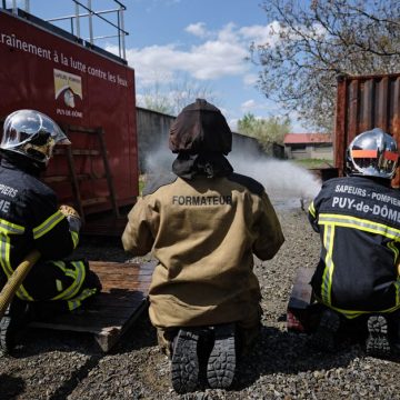 FRANCE - POMPIER VOLONTAIRE Les défis psychologiques et enquête sur l’incendie à Fontainebleau