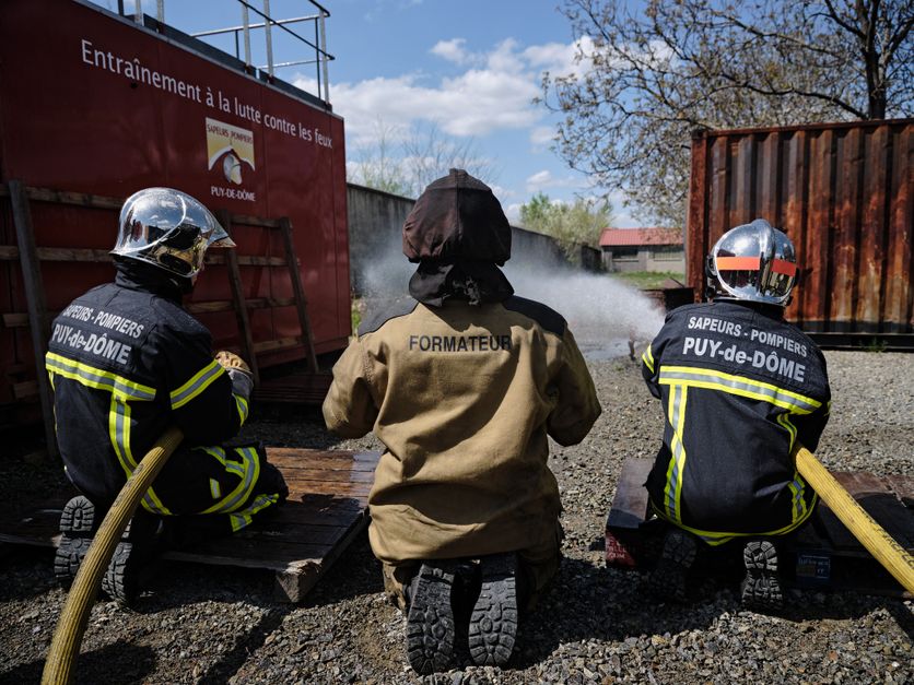 FRANCE - POMPIER VOLONTAIRE Les défis psychologiques et enquête sur l’incendie à Fontainebleau