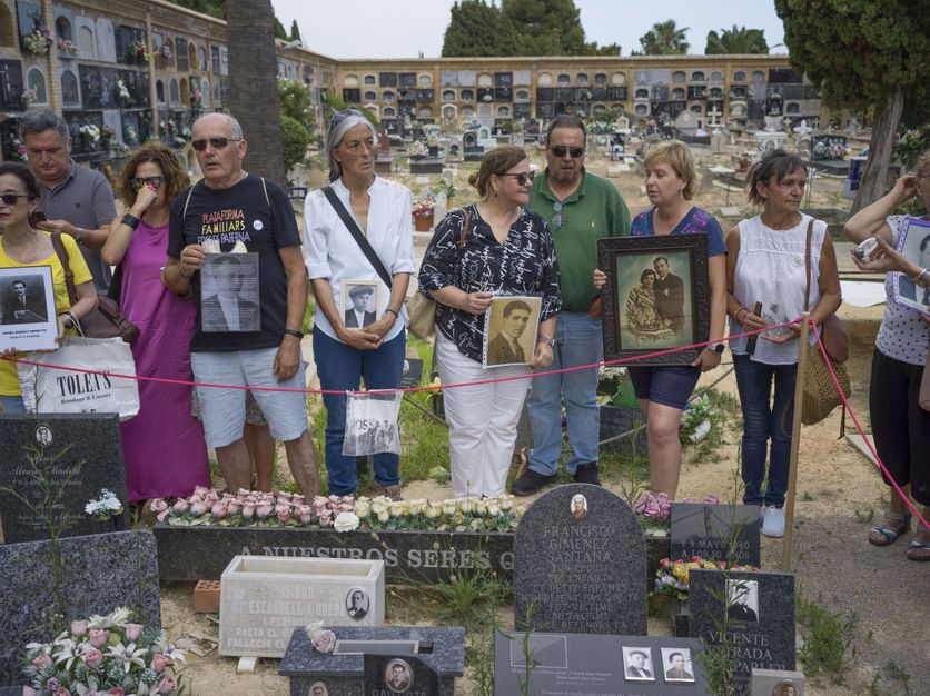 Descendants of victims of Gen. Francisco Franco's firing squads at the cemetery where 2,200 people were executed, in Paterna, Spain, on June 26, 2023. (Samuel Aranda/The New York Times) La tragédie oubliée de Paterna