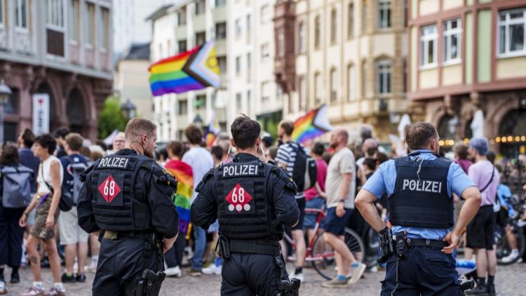 93d78c65-0a15-43c0-9c9a-85d5700d2688 Opération policière à Berlin après une attaque à la gay pride