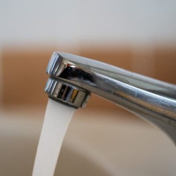 Pourquoi il ne faut pas boire l&rsquo;eau chaude du robinet