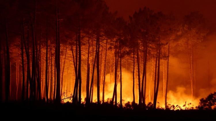 aa944e25-cd6b-4d04-acd7-c89d43832260 L’incendie en Gironde menace des infrastructures sensibles