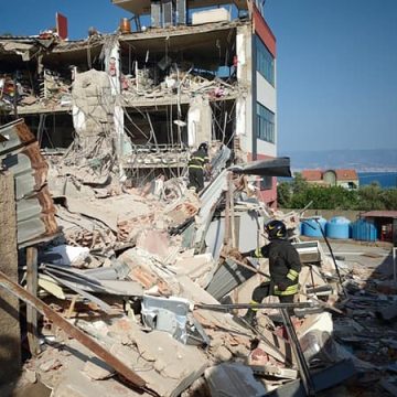 Effondrement d&rsquo;un immeuble à Messine : efforts de secours en cours