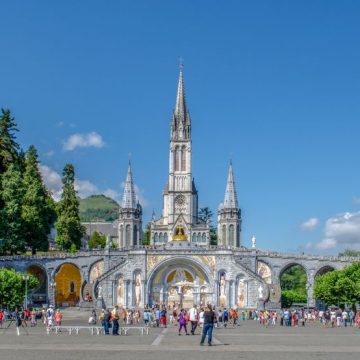 Basílica del Rosario en Lourdes, Altos Pirineos, Francia Visite de Léon XIV à Lourdes : Un Moment de Rencontre et de Solidarité