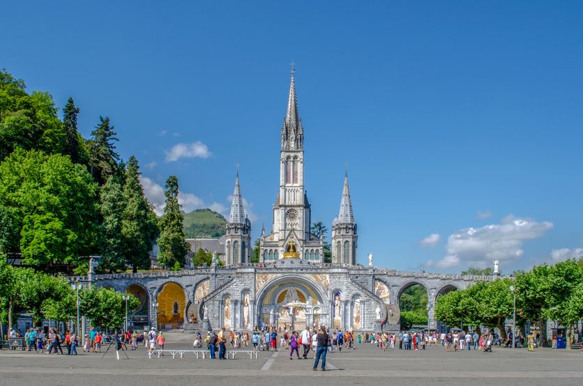 Basílica del Rosario en Lourdes, Altos Pirineos, Francia Visite de Léon XIV à Lourdes : Un Moment de Rencontre et de Solidarité