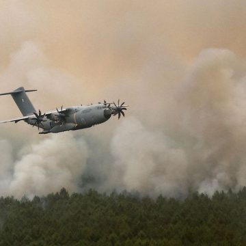 Un Avion Airbus A400M Déploie des Retardateurs de Feu en Gironde