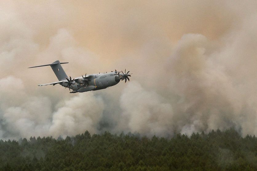 FRANCE-FIRE-WEATHER-CLIMATE-FIREFIGHTERS-ARMAMENT Un Avion Airbus A400M Déploie des Retardateurs de Feu en Gironde