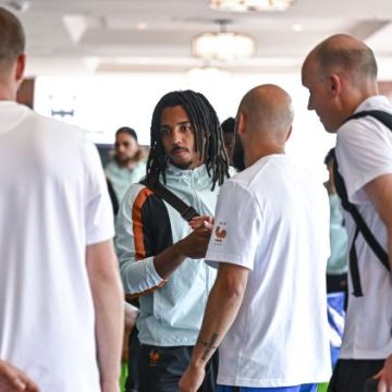 bda11fc9-4dc5-4e37-ae09-943d0a3f61ca L’équipe de France arrive à Boston après une victoire contre le Paraguay