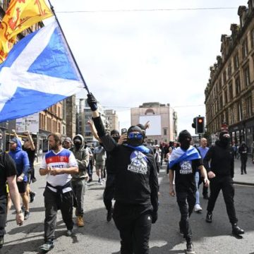 c12d7e0b-292f-40a4-9422-5c0287d87741 Tensions Récurrentes à Glasgow : Manifestations Anti-Immigration et Violences