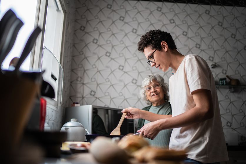 Grandson and grandmother cooking at home La transmission culinaire entre générations