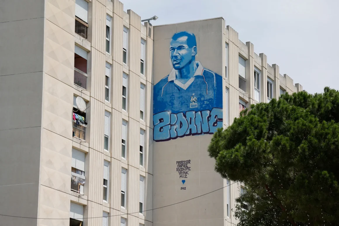 c88794fd-1599-40ef-bb66-00c409fe95b7 Zinédine Zidane à la tête des Bleus : une nouvelle ère commence