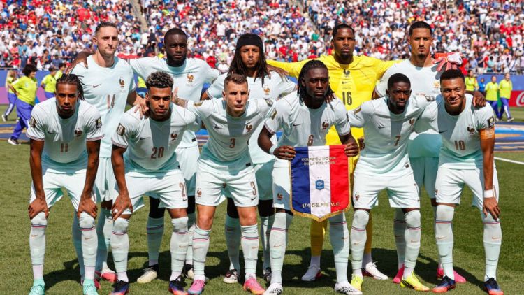ce2ced95-e8b5-4785-85b0-44db8f64e474 Hommage aux victimes de l’attentat de Nice avant le match France-Espagne