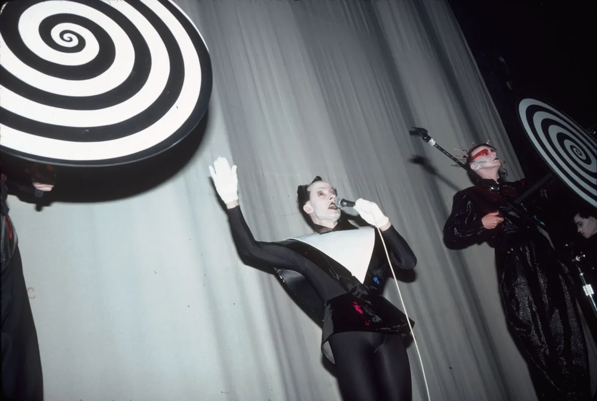 d275ae3a-0a91-4022-93e2-b7188dd6a00a Klaus Nomi: Un Artiste Hybride et Défiant les Normes