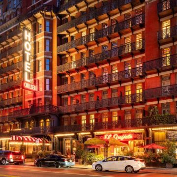 New York City, NY, USA – August 26, 2025: The historic Hotel Chelsea's neon sign and iron-balcony facade. The Manhattan landmark was the home of iconic artists and literary figures Réouverture du Chelsea Hotel : Un Lieu de l’Histoire Américaine
