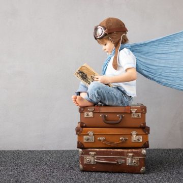 Happy child dreaming about summer vacation and travel Hervé Le Tellier et la Promotion de la Lecture