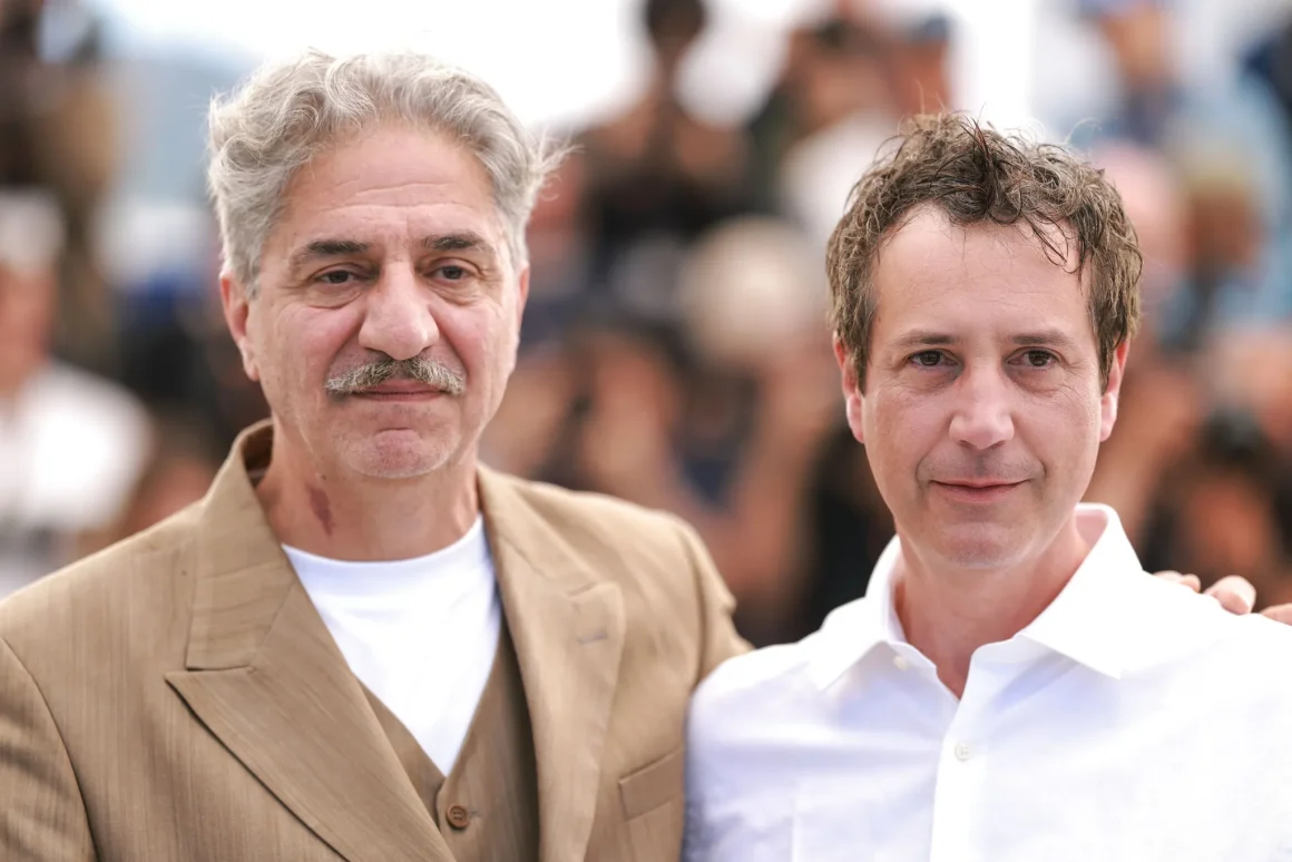 Simon Abkarian incarne le général De Gaulle