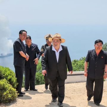 ee76dab5-eaea-4a4b-9b17-caae5350f054 Kim Jong-un supervise un nouvel essai militaire naval en Corée du Nord
