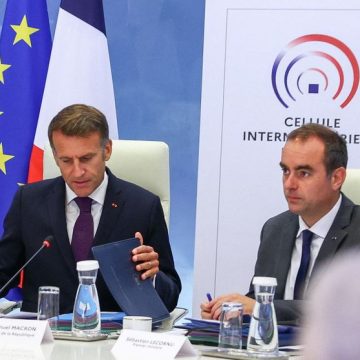 FRANCE-GOVERNMENT-ENVIRONMENT-CLIMATE-WEATHER-WILDFIRE Macron en première ligne face aux incendies dévastateurs