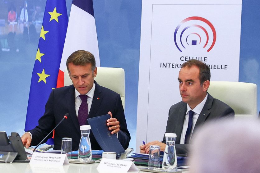FRANCE-GOVERNMENT-ENVIRONMENT-CLIMATE-WEATHER-WILDFIRE Macron en première ligne face aux incendies dévastateurs