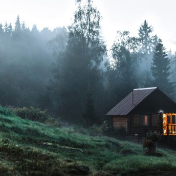 Small old wooden house in foggy forest. Mountains scenery. Nature conceptual image. Relecture du roman ‘Dans la forêt’ de Jean Hegland