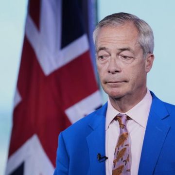 fb567973-d1c0-4600-a364-2aecca943446 Nigel Farage annonce sa démission et sa candidature aux élections partielles