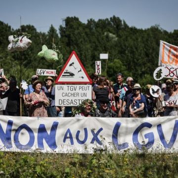 Manifestation contre le projet de ligne à grande vitesse en Gironde