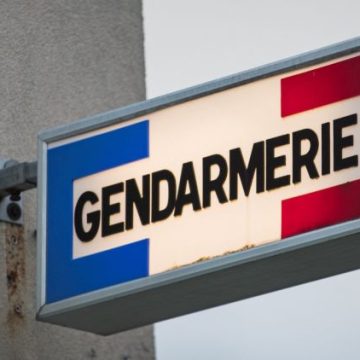 fe3a5d20-ba96-4a68-971b-48ffce4c8514 Découverte macabre: enquête sur un corps dans un véhicule incendié