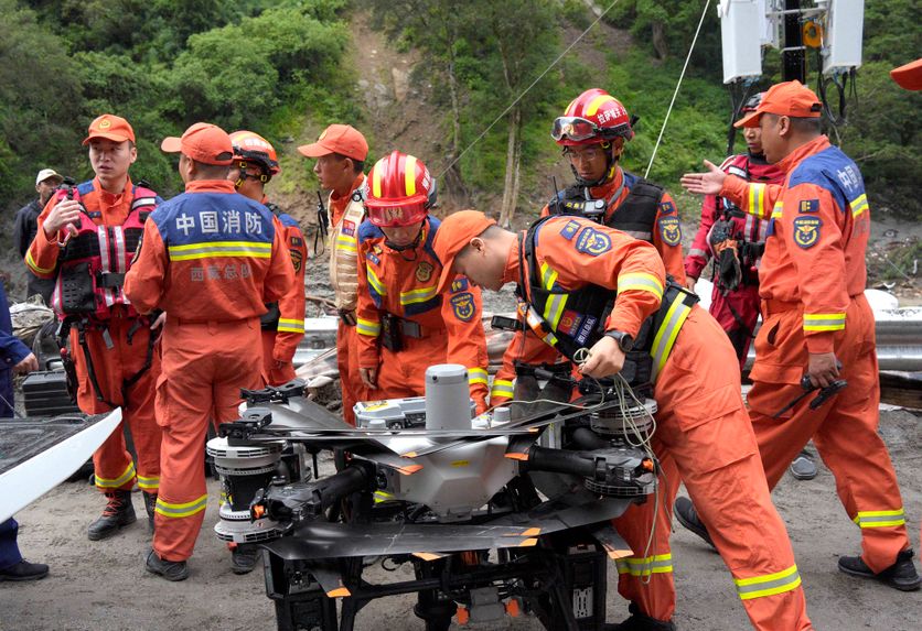 CHINA-NEPAL-WEATHER-LANDSLIDE-FLOODS Analyse des secouristes chinois après la coulée de boue au Tibet