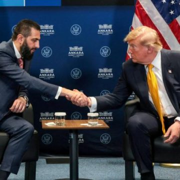 0a0d91a1-efcd-4d9d-81e3-ec04e2cc9956 Les États-Unis retirent la Syrie de leur liste des soutiens au terrorisme