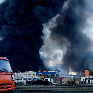 Warehouses burn after Ukrainian drones attack in St. Petersburg Tensions entre l’Ukraine et la Russie : Les entrepôts de Wildberries ciblés