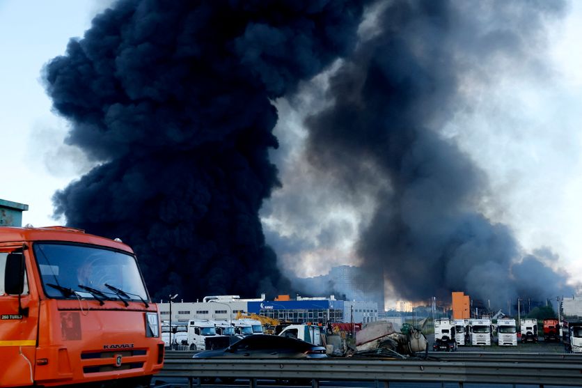 Warehouses burn after Ukrainian drones attack in St. Petersburg Tensions entre l’Ukraine et la Russie : Les entrepôts de Wildberries ciblés