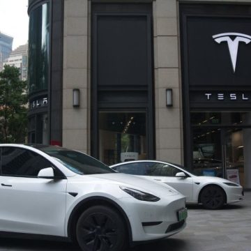 Tesla Store In Shanghai Tesla rappelle 2,9 millions de véhicules en Chine pour des poignées défectueuses