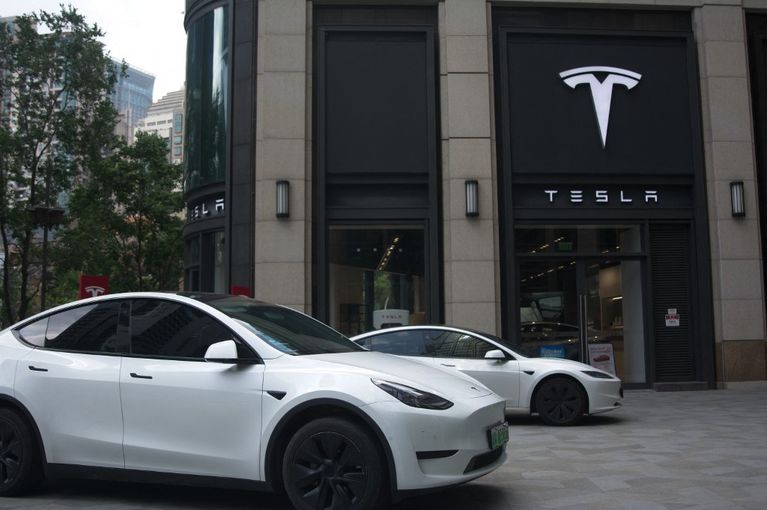 Tesla Store In Shanghai Tesla rappelle 2,9 millions de véhicules en Chine pour des poignées défectueuses