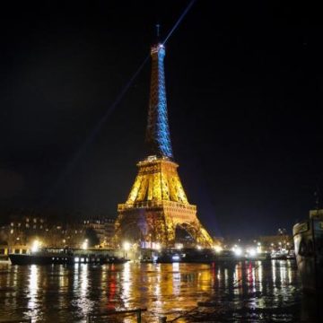 1cab66e1-bd7c-4ec5-a19a-a9e83f4779fd La Tour Eiffel arbore les couleurs de l’Ukraine pour célébrer son indépendance