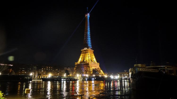 1cab66e1-bd7c-4ec5-a19a-a9e83f4779fd La Tour Eiffel arbore les couleurs de l’Ukraine pour célébrer son indépendance