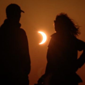 Une Éclipse Solaire Spectaculaire Observée à Travers le Monde