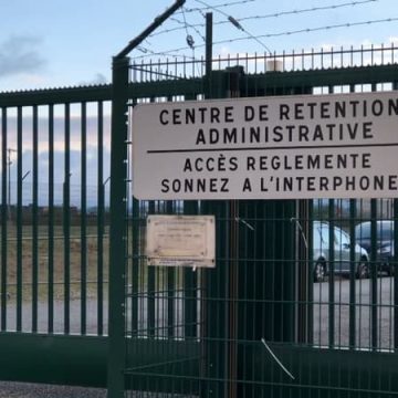 Une mère marocaine en centre de rétention lutte contre son expulsion