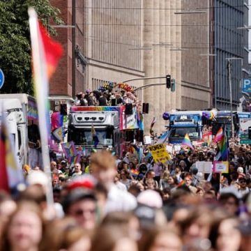 Marche des fiertés à Hambourg : plus de 100 000 personnes après l&rsquo;attentat de Berlin