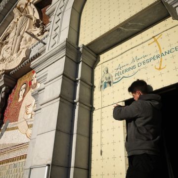 FRANCE-RELIGION-ASSAULT-ABUSE Recouvrement des mosaïques de Marko Rupnik à Lourdes