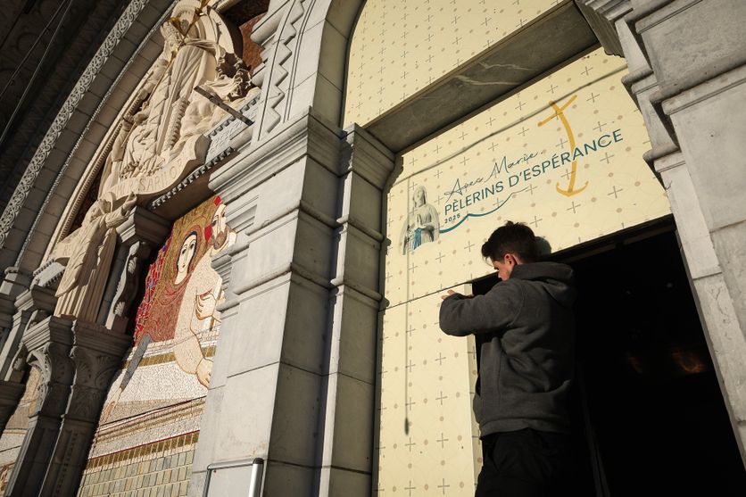 FRANCE-RELIGION-ASSAULT-ABUSE Recouvrement des mosaïques de Marko Rupnik à Lourdes