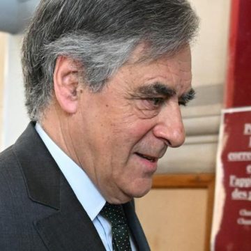 Suspension de François Fillon de la Légion d&rsquo;honneur et de l&rsquo;ordre national du Mérite
