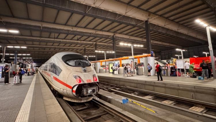 280e0bdc-5b06-423b-b197-aef5061a5583 Une mère laisse ses enfants dans un train en Allemagne lors d’une pause cigarette